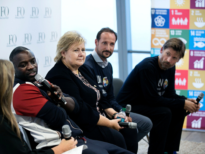 Etter kampen deltok Kronprinsen, Erna Solberg, Nikolaj Coster-Waldau og Akon i et panel som diskuterte bærekraftsmålene. Foto: Pontus Höök / NTB scanpix